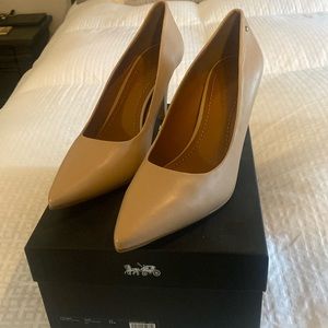 Never worn nude coach heels size 9 1/2 color is Beachwood